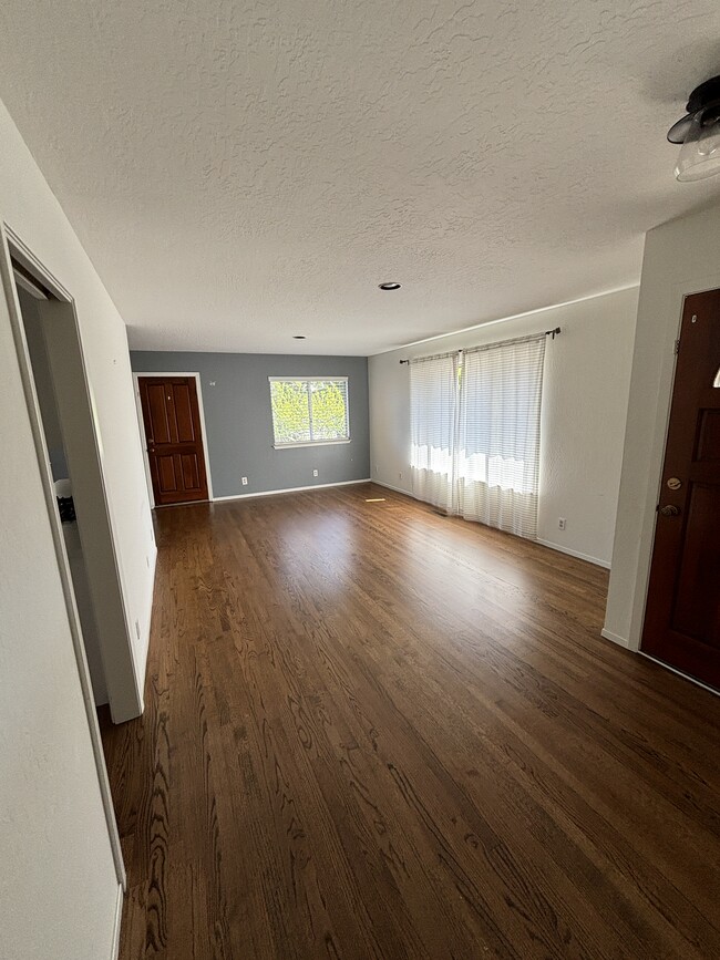 Building Photo - 572 Canyon Rd
