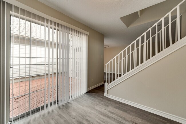 Building Photo - Cozy Move in Ready Town-Home!