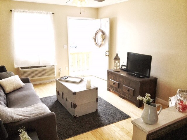 Spacious Living Room - 1917 Buffington Ave