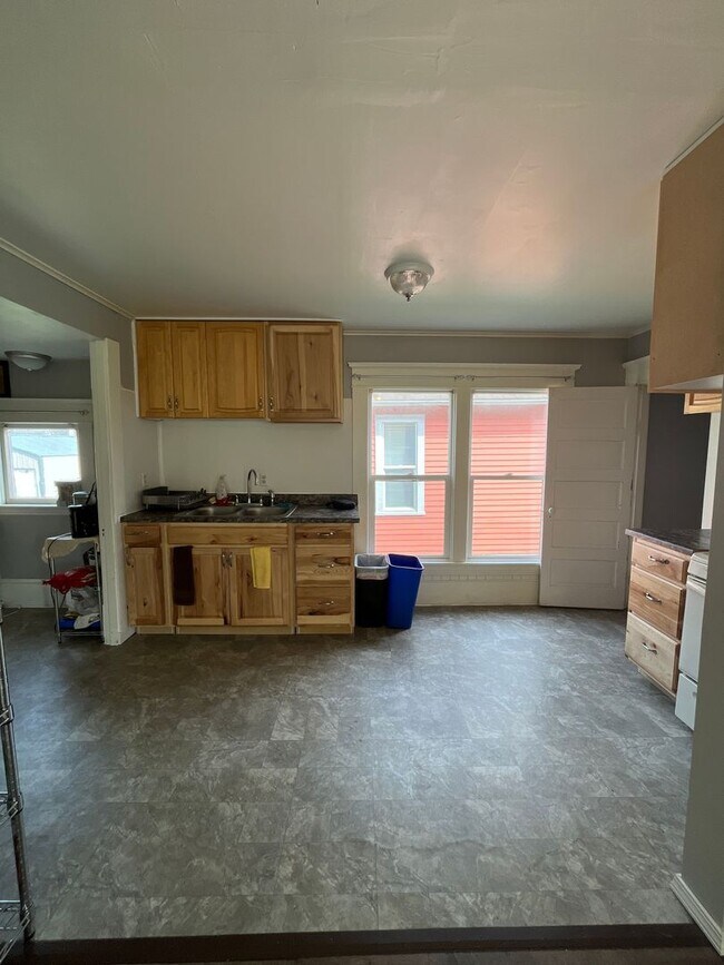 Building Photo - 4 bedroom 1 bath house - Lakeway neighborhood