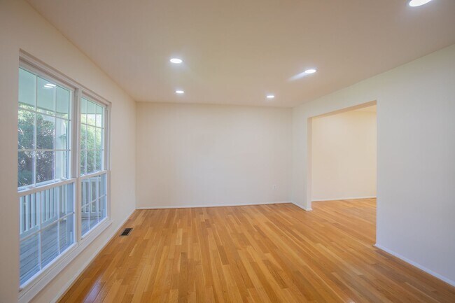 Foto del edificio - Beautiful 4 BR/2 Full BA & 2 Half BA Singl...