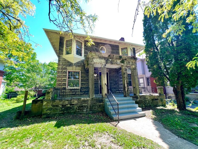 Building Photo - Updated Single Family in Dayton!