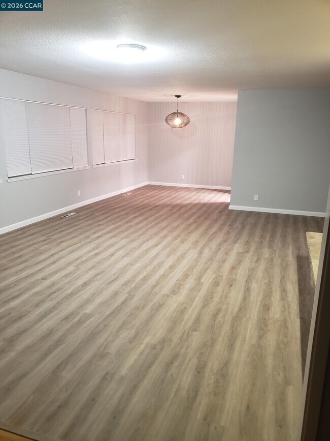 Building Photo - 324 Glendora Cir