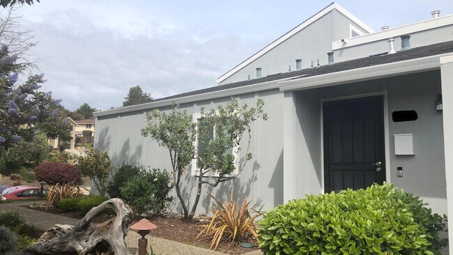 Building Photo - 1586 Dolphin Dr