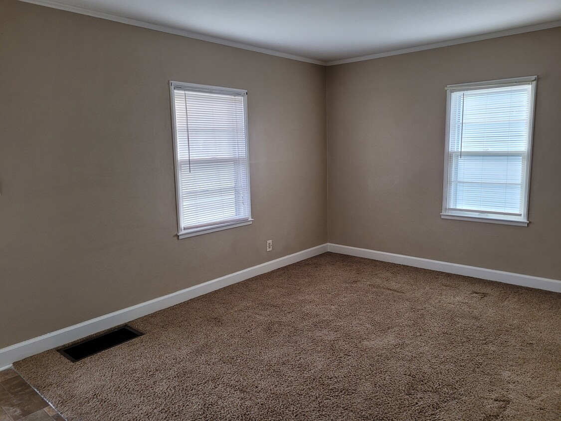 Living room - 913 W 5th St S