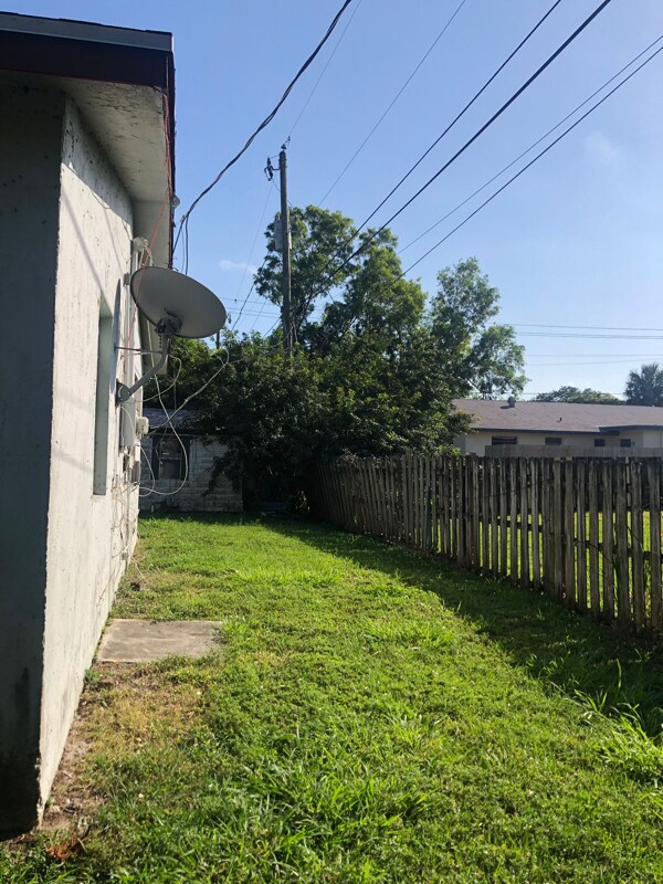 Building Photo - 16xx Barbarie Ln
