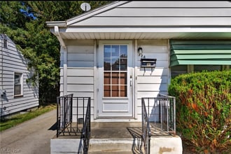 Building Photo - 724 Laclede Dr