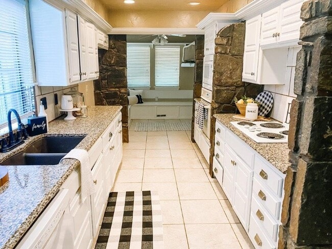 Building Photo - 4 or 5 bedroom and a bonus room with 4 baths for rent in SW OKC (Moore schools)!  Lots of space a...