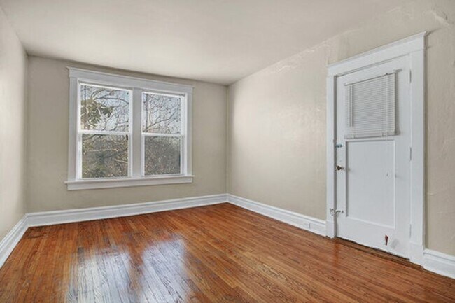Building Photo - 1369 McCausland Ave