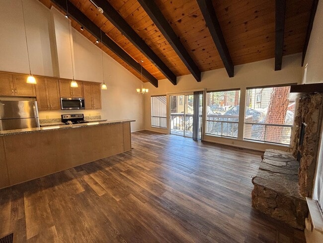 Building Photo - Modern 2 bedroom condo!
