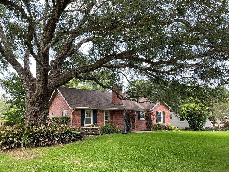 Primary Photo - Updated home close to LSU!