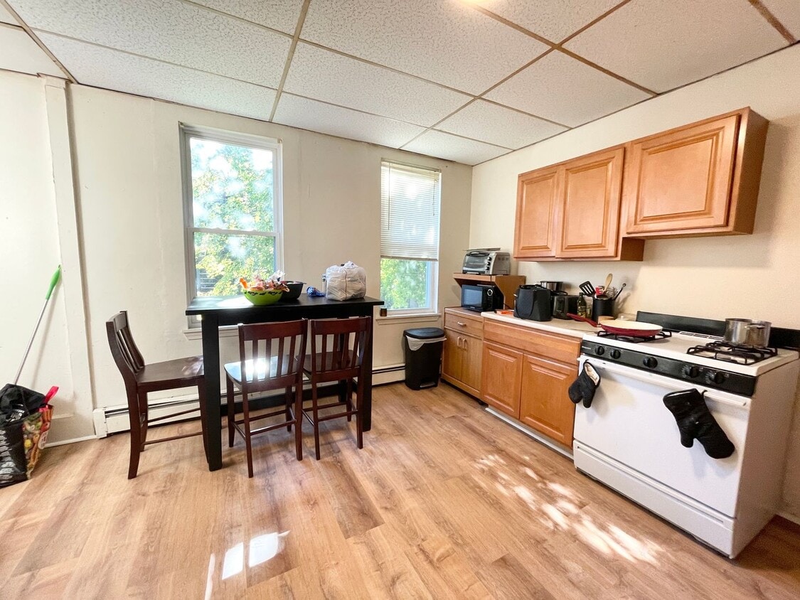 Photo - 1572 Tremont St