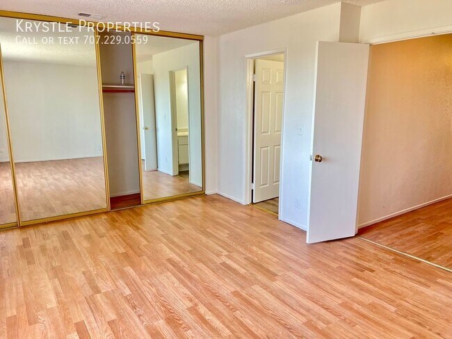 Building Photo - Beautifully updated, tri-level home, high ...