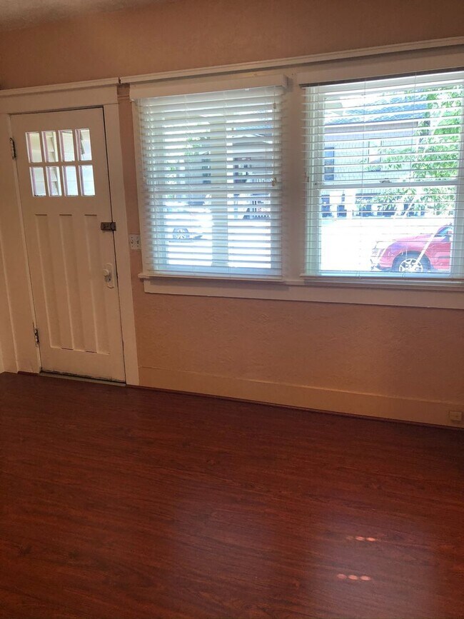 Foto del edificio - Quaint 2 bedroom duplex near downtown, utilities included!