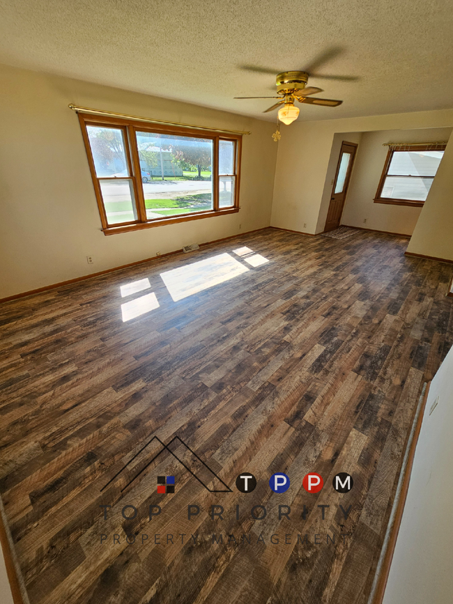 Building Photo - 2 Bedroom | 1 Bathroom Lower Level Unit in...