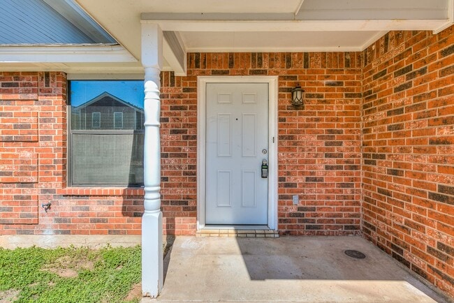 Building Photo - COMING JANUARY 2025 - Spacious 2-Bedroom Townhome Near w/ River View!