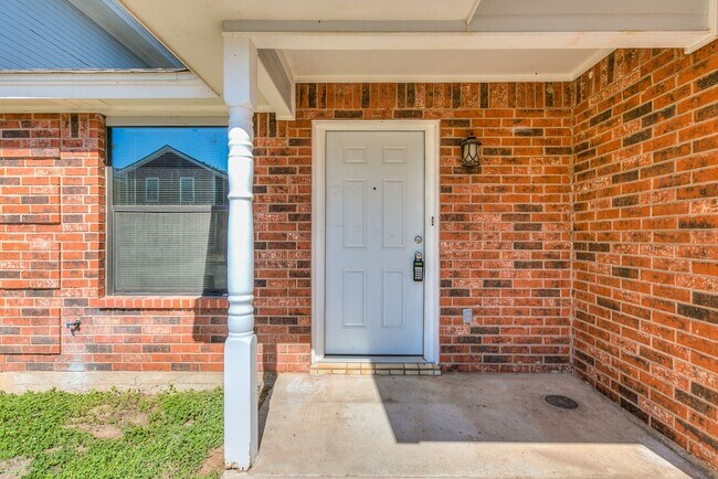 Foto del edificio - COMING JANUARY 2025 - Spacious 2-Bedroom Townhome Near w/ River View!