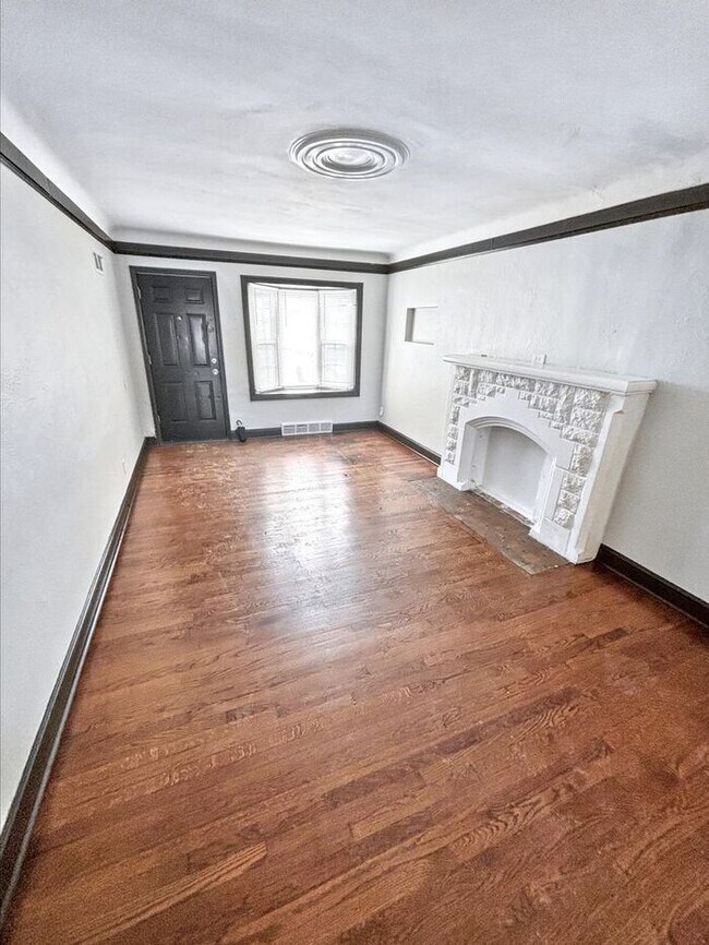 Building Photo - Charming 2-Bedroom Home with Garage and Co...