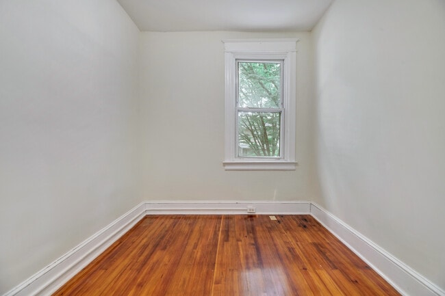 Building Photo - 1403 Orren St NE