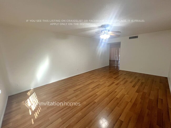 Foto del edificio - 1904 E Greenway Dr