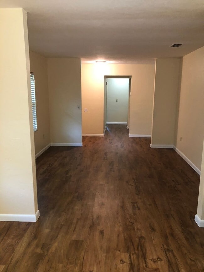 Foto del edificio - This home is truly a must see.