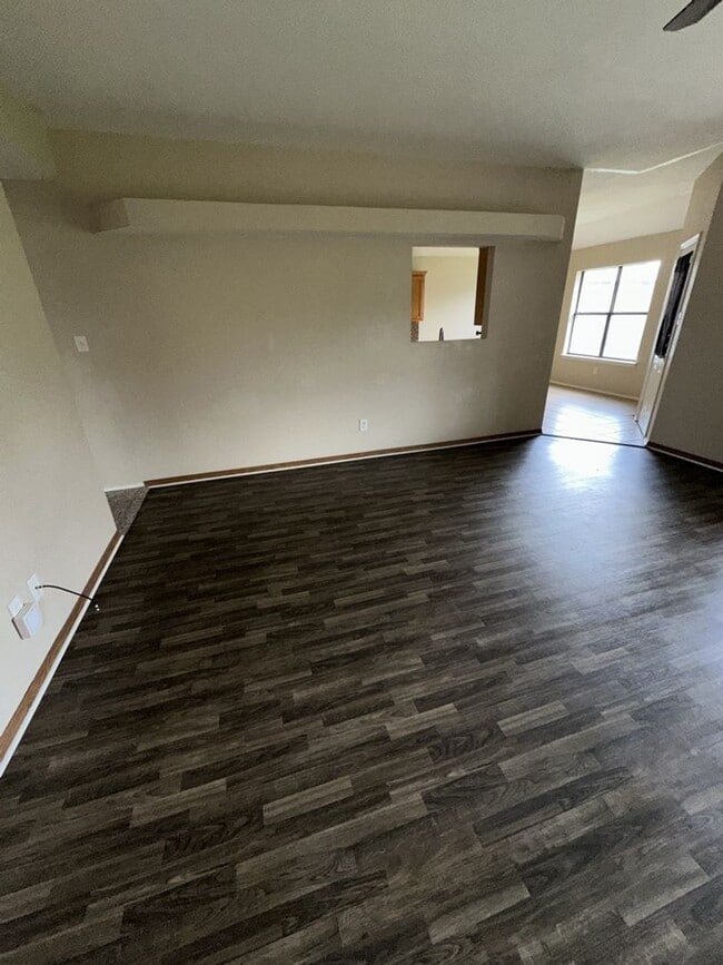 Building Photo - AVAILABLE NOW!!!