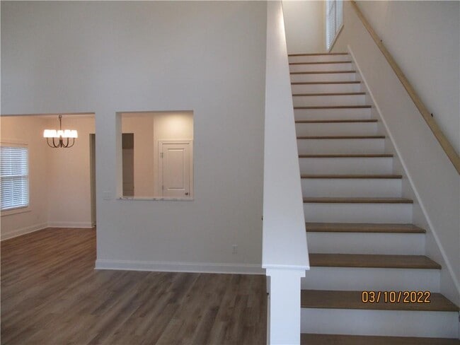 Building Photo - 120 Maple St