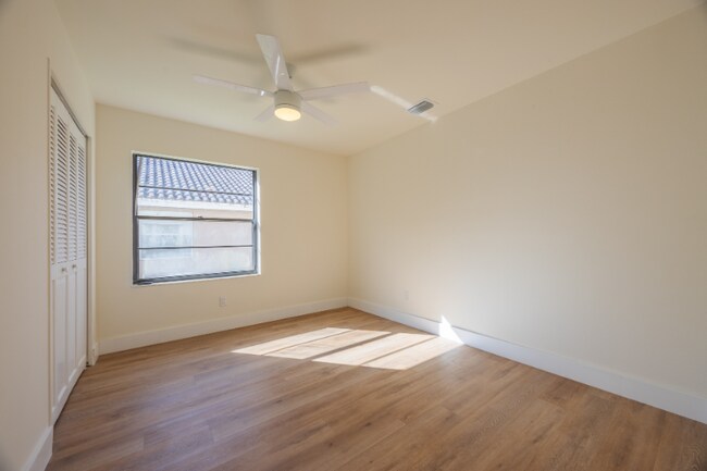 Foto del edificio - 22352 Martella Ave