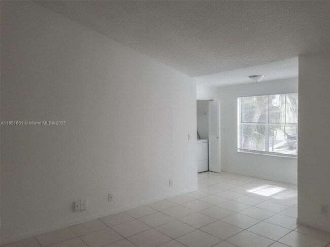 Foto del edificio - 3340 Pinewalk Dr N