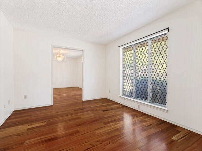 Foto del edificio - 412 Oakmont Ln N