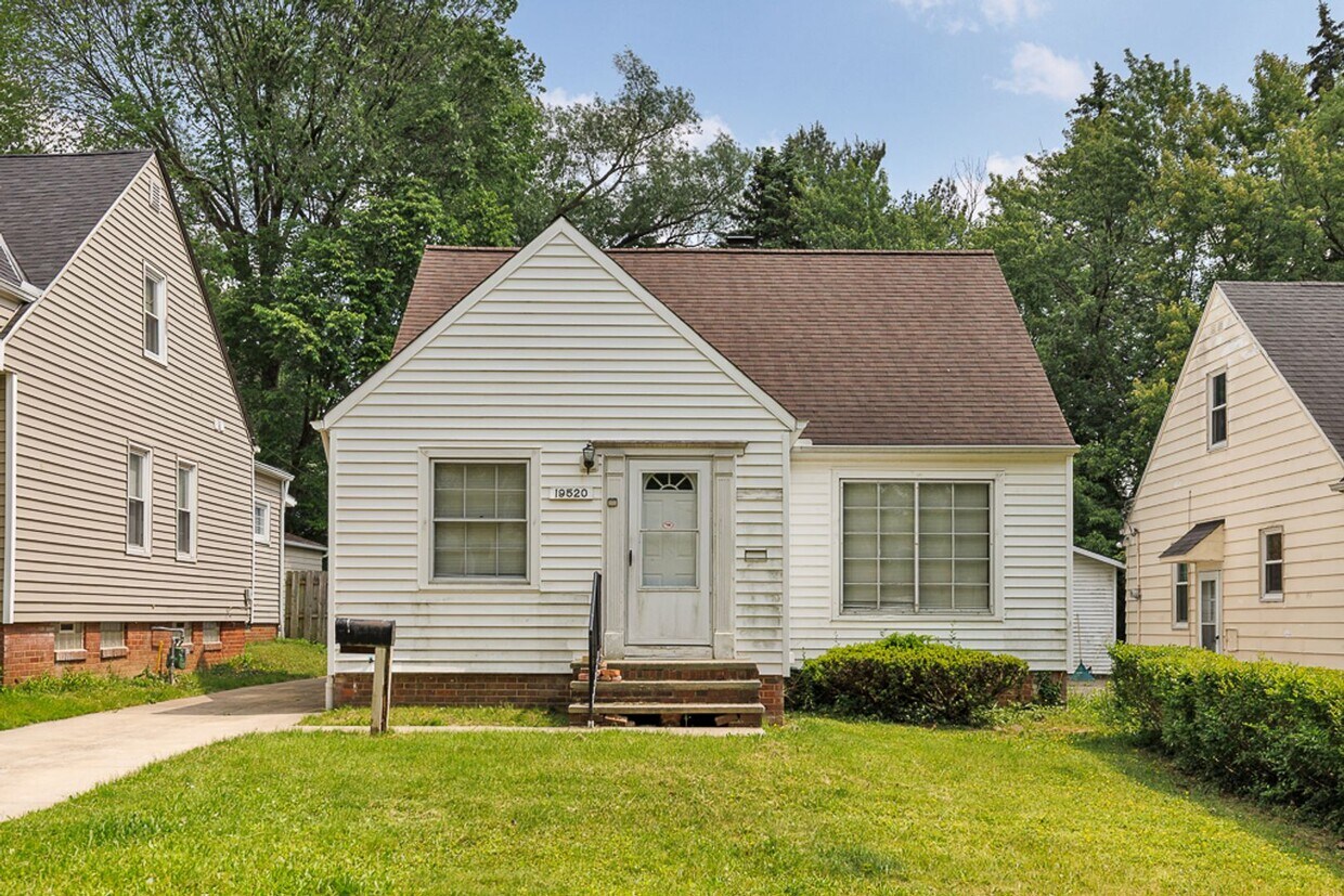Foto principal - 3 Bedroom/1 bath Single House Maple Hts!!
