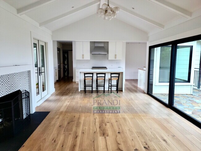 Foto del edificio - Coming Soon! Charming two-story house in Sausalito.