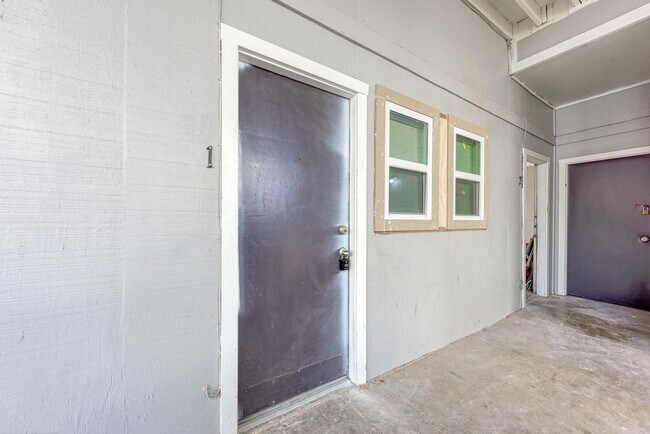 Building Photo - For Lease – Fully Furnished Studio Near UT