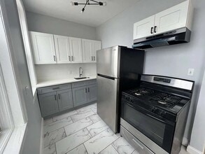 Building Photo - 596 River St