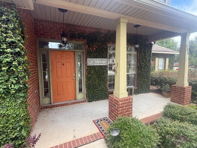 Building Photo - 305 Mango Ln