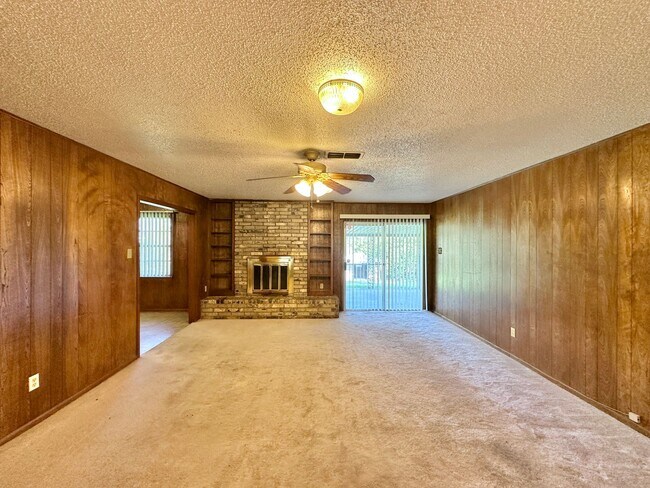 Building Photo - Viewable Now!