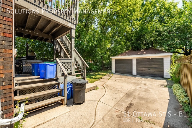 Building Photo - **1 Bedroom Basement Unit in Prime Location**