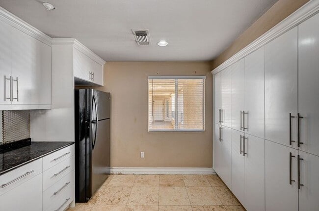 Building Photo - 210 E Flamingo Rd