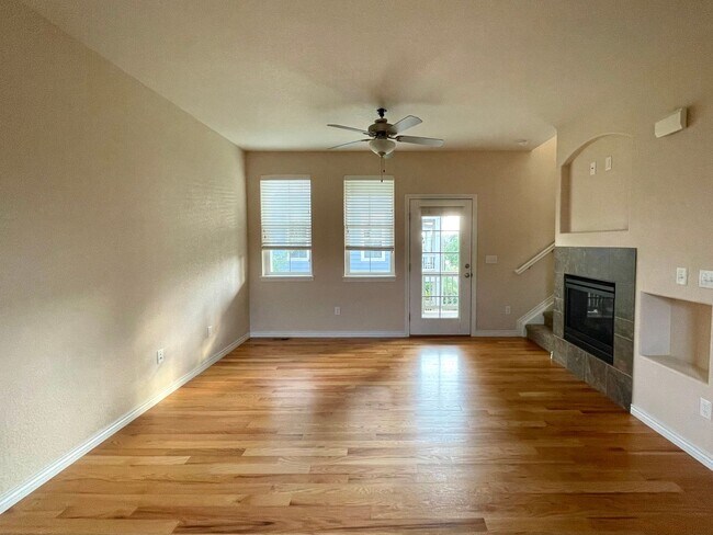Foto del edificio - Coal Creek Village Townhome - Available Se...