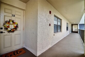 Building Photo - 2700 Cove Cay Dr