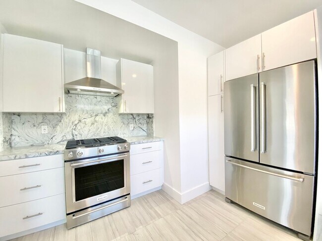 Foto del edificio - 807-809 N. Croft Avenue