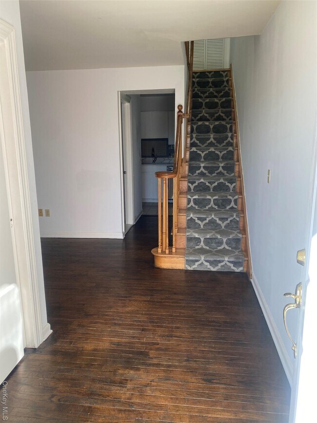 Foto del edificio - 110 Theodore Fremd Ave