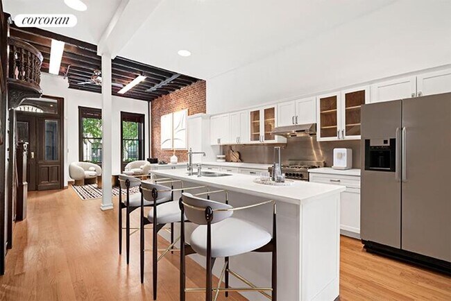 Building Photo - 320 W 139th St