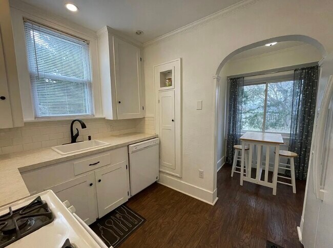 Building Photo - 413 E 7th St