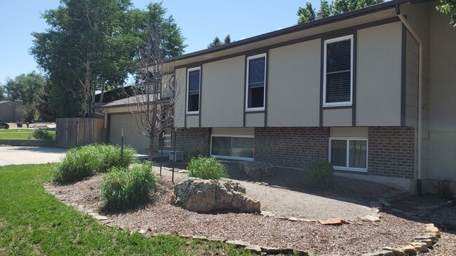 Building Photo - Wonderful 4 bedroom near Powers amenities!