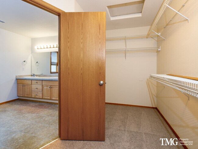 Foto del edificio - Spacious 4 bedroom home with covered deck ...