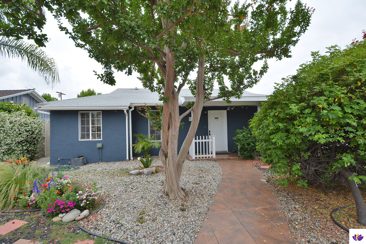 Foto principal - 17414 Saticoy St