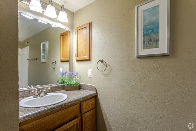2BR, 2BA - 975 SF B2 Classic - Second Bathoom - Summerwood Cove