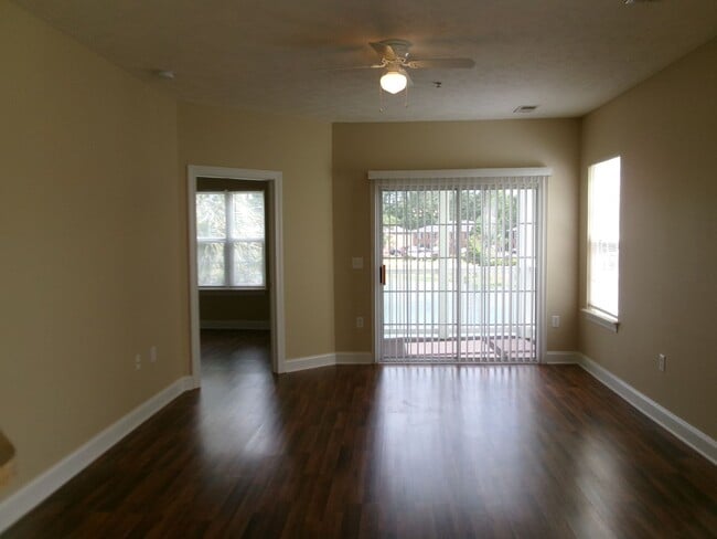 Building Photo - 3 bedroom, 2 bath condo located in Fountai...