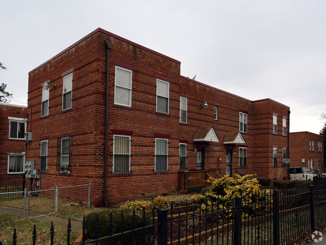 Building Photo - 4666 Hillside Rd SE